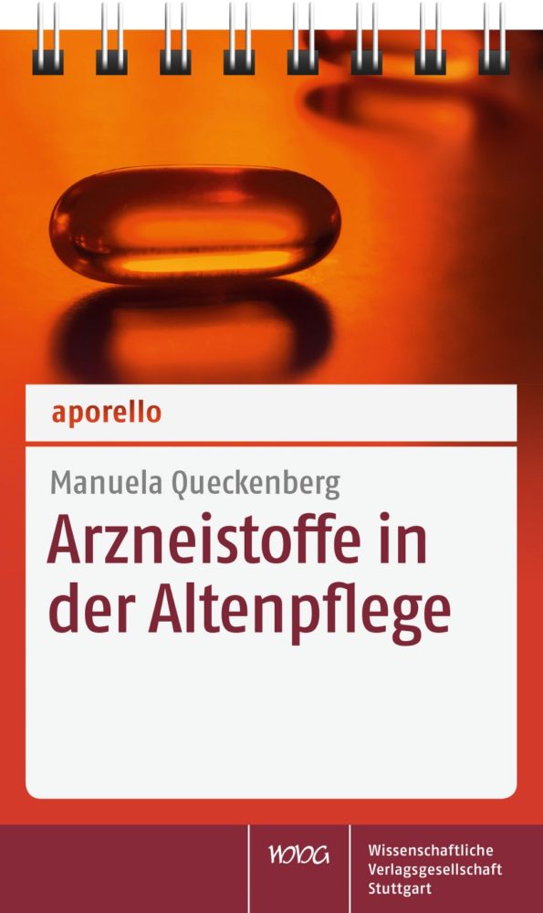 Ringgebundenes Fachbuch mit dem Titel Arzneistoffe in der Altenpflege von Manuela Queckenberg, Cover mit orangefarbenen Kapseln